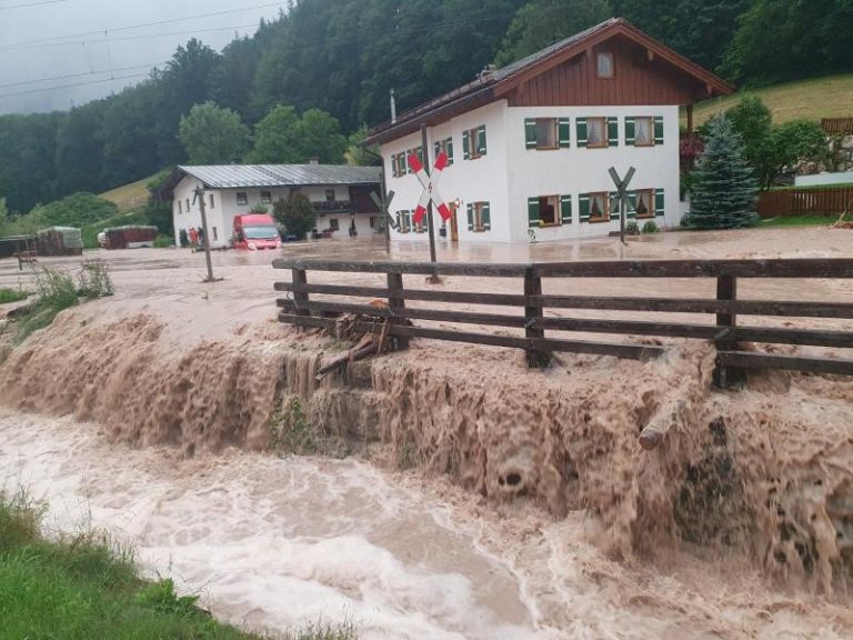 Hochwasser: Zwei Tote in Bayern, Helfer im Dauereinsatz